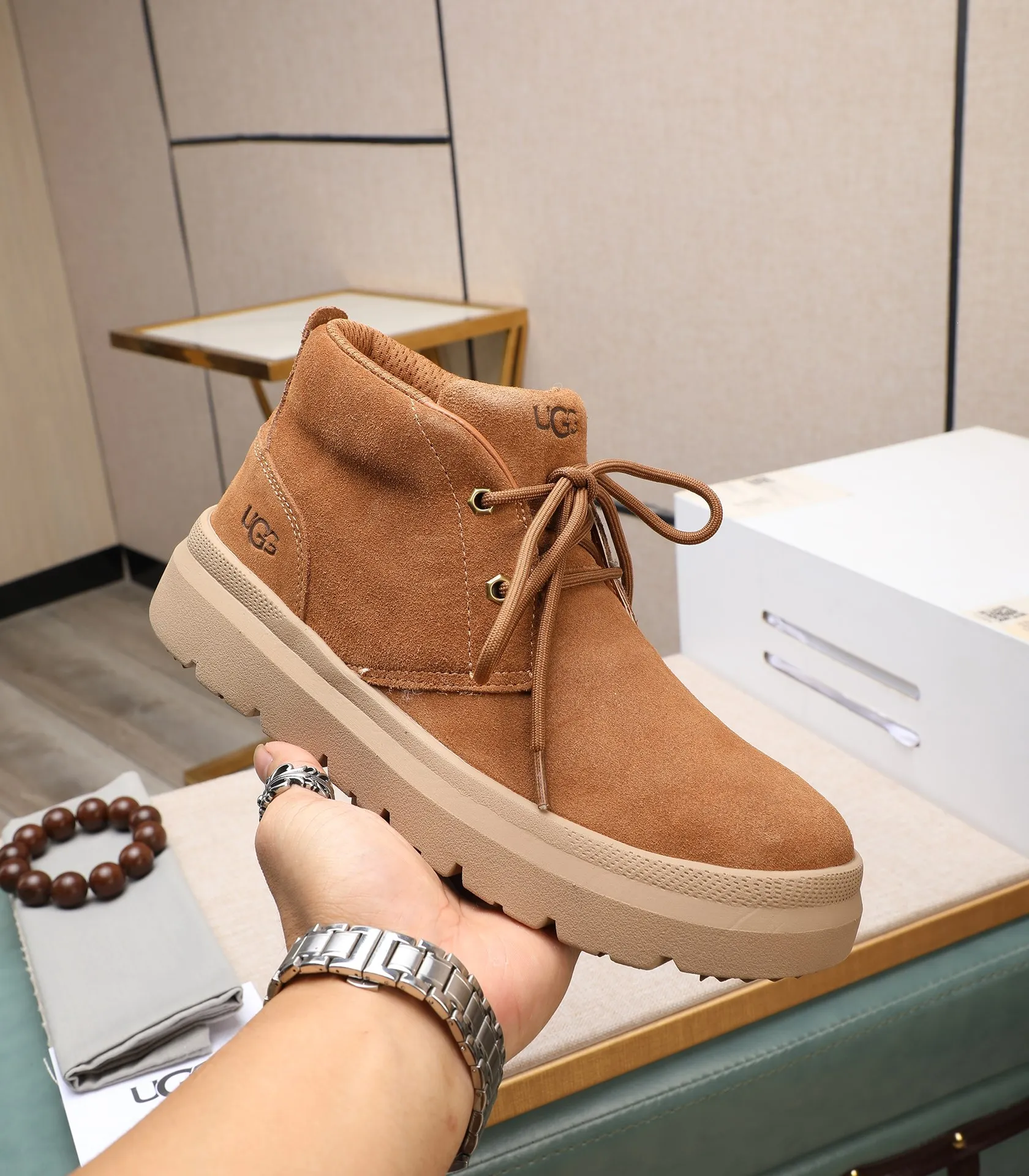 Men's shoes 💰620 Please note the quality of the original order and compare the thickness of the wool 🏮🏮 Popular UGG from Australia's warm luxury brand men's shoes, the official website is synchronized, Beckham men's style..., made of imported top-layer waxed cowhide, waxed toe cap, Australian genuine wool velvet lining Carefully sewn...Imported rubber Martin boots outsole (comfortable, soft and wear-resistant). I really like the quality..Exquisite workmanship. You can't put it down at first sight. Size 39-44
